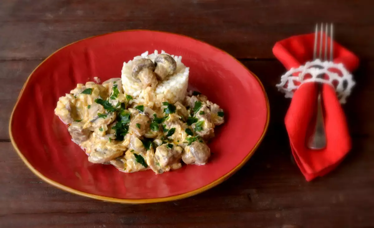 Boeuf Stroganoff con champiñones y vino blanco - Receta 