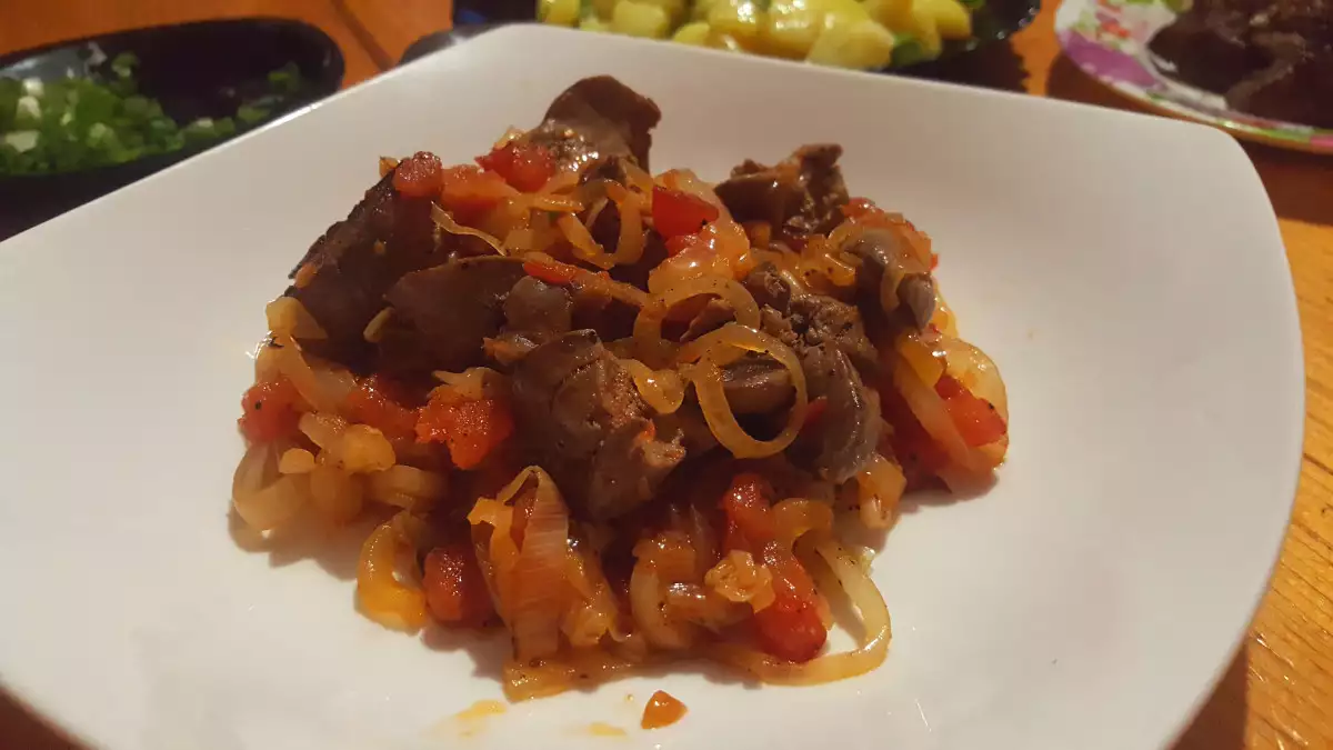 Higaditos encebollados con tomate - Receta 