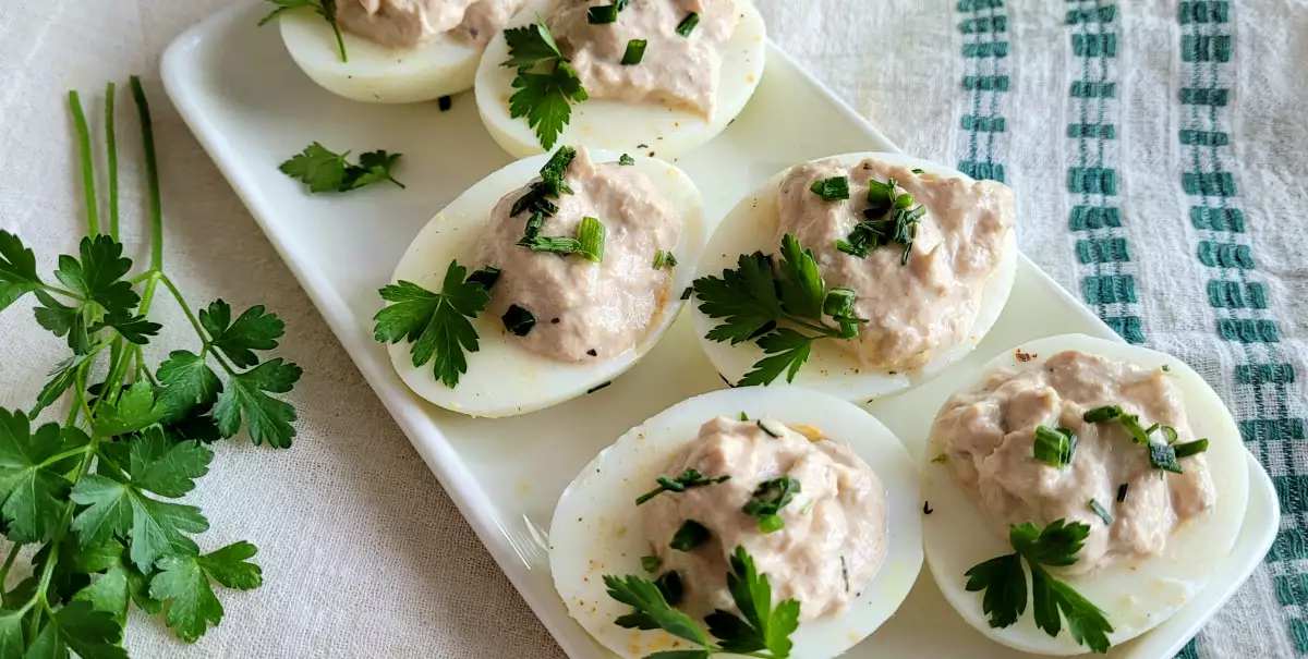 Huevos rellenos de atún. Receta fácil