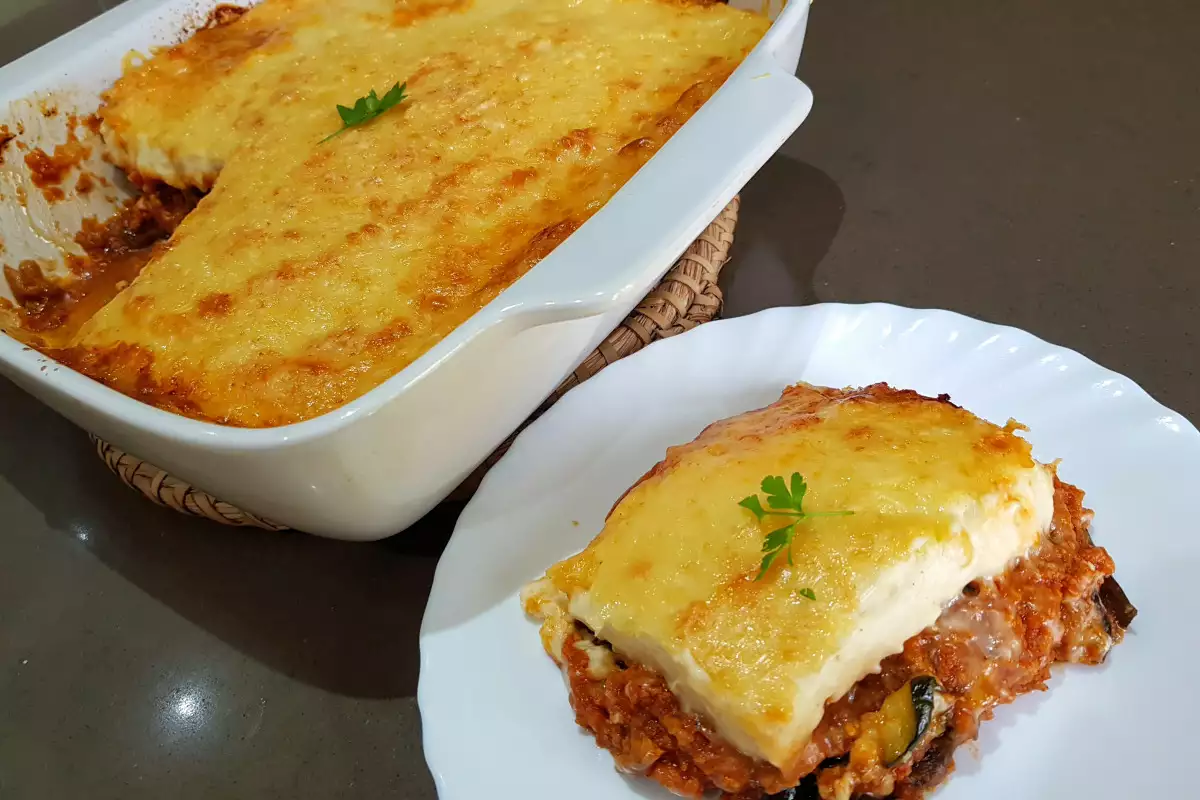 Moussaka griega con calabacín, berenjenas y carne - Receta 