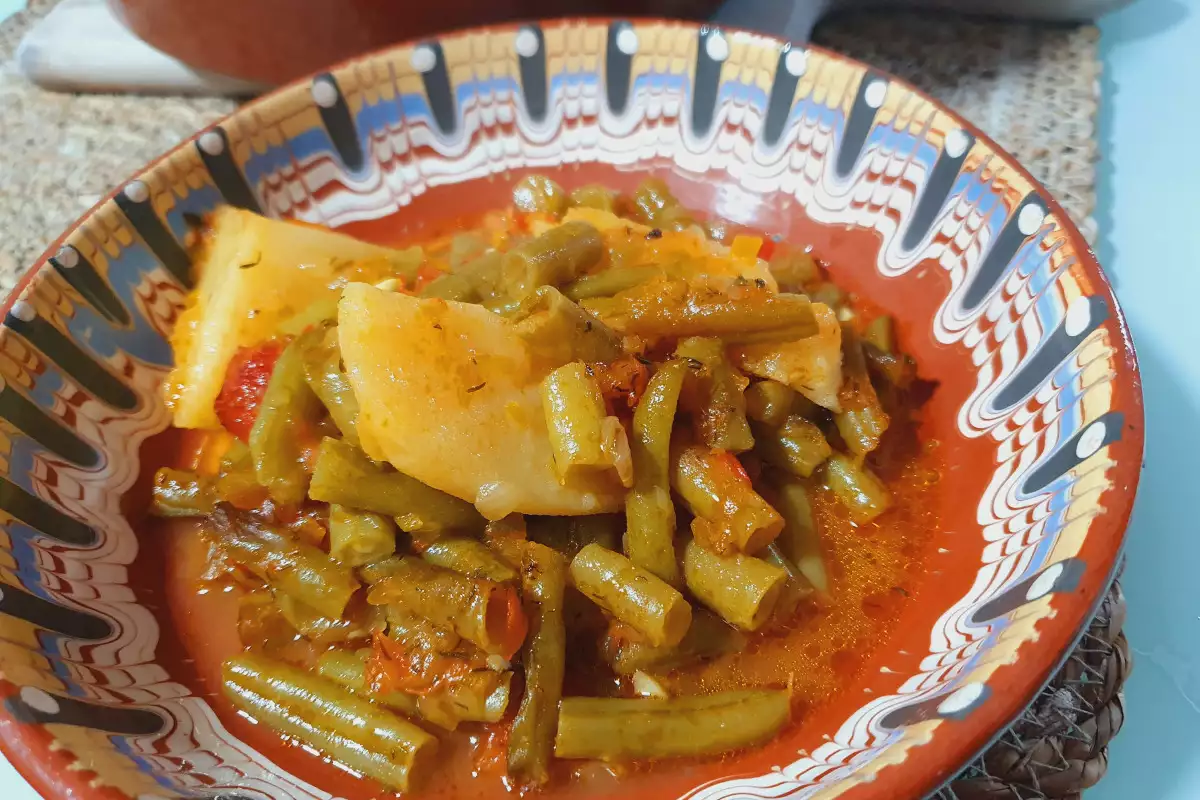 Judías verdes con patatas y cebolla - Receta 