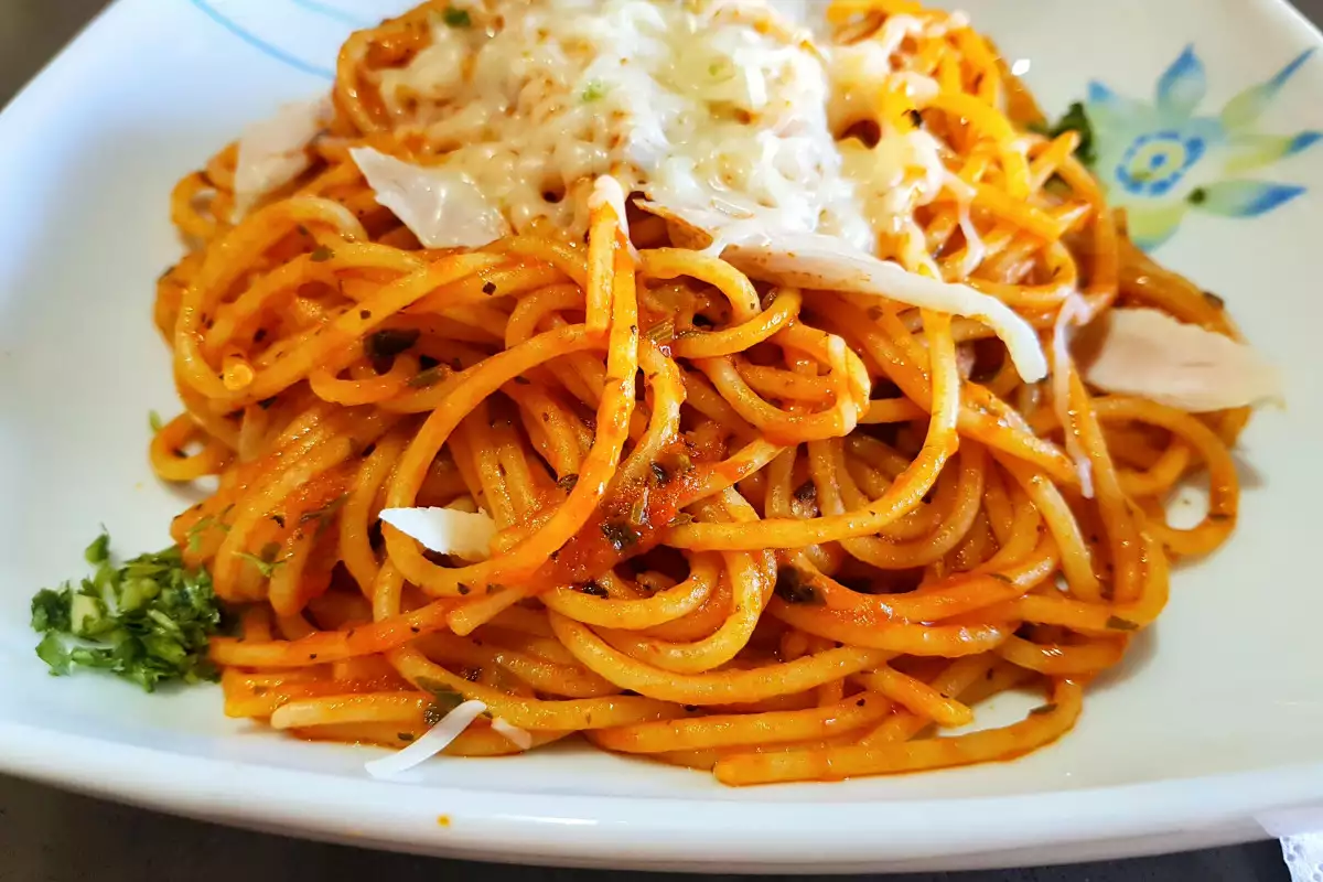 Espaguetis con pollo y tomate - Receta 