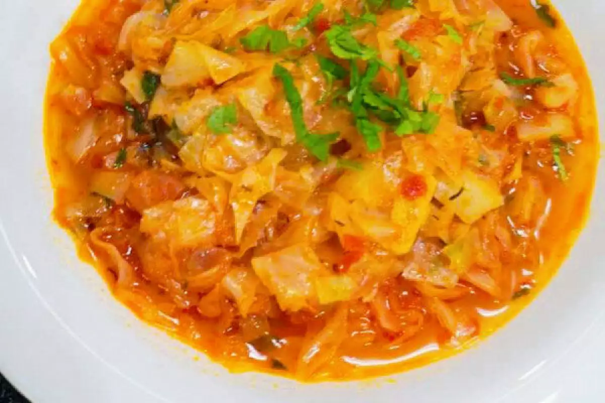 Repollo guisado con tomate - Receta 