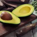 ¿Cómo almacenar aguacates enteros y cortados?