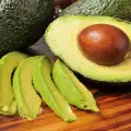 ¿El hueso del aguacate es comestible?