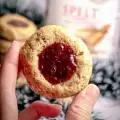 Galletas de cacahuetes con gelatina de guindas