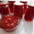 Mermelada de membrillos de color rojo intenso