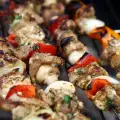 Pinchos de carne en adobo a la parrilla