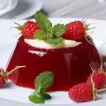 Gelatina de frambuesa con albahaca