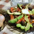 Ensalada de tomate con aguacate y pesto