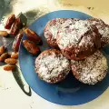 Magdalenas de chocolate con dátiles y almendras