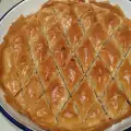 Baklava turco con nueces, pan rallado y canela