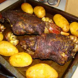 Pierna de cordero asada con patatas al ajillo