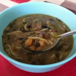 Sopa árabe Ash Reshteh con garbanzos y espinacas
