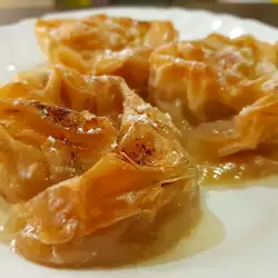 Caracolas de masa filo con miel y delicias turcas