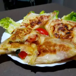 Empanadas de masa filo con queso provolone y tomates cherry