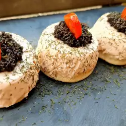 Mini blinis con mousse de salmón