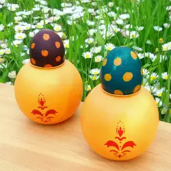 Huevos pintados con doble tinte y lunares de cera