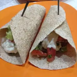 Burritos caseros con dos salsas