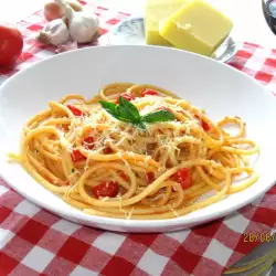 Pasta con salsa de tomate y parmesano