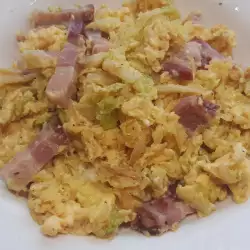 Revuelto de huevos, repollo y bacon