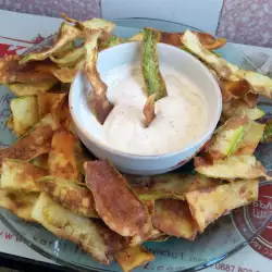 Chips de calabacín con salsa de ajo
