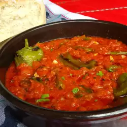 Plato de verduras con tomate