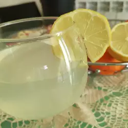 Bebida detox con limón para depurar el cuerpo de forma eficaz