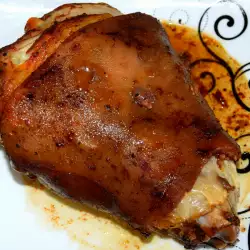 Codillo de cerdo asado al horno con miel