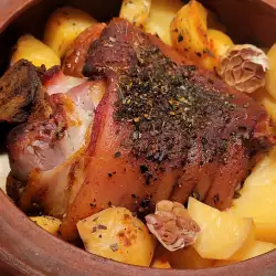 Platos con patatas y codillo de cerdo
