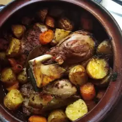 Codillo de cerdo con champiñones, zanahorias y patatas