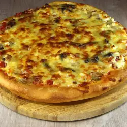 Pizza casera con queso y champiñones