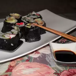 Sushi casero con rollitos de cangrejo