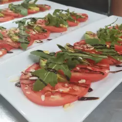 Ensalada de tomate con aguacate