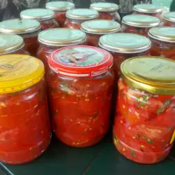 Tomates esterilizados en frascos