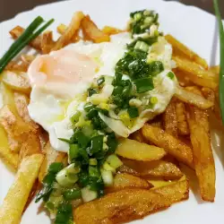 Patatas fritas con huevos y cebolletas tiernas