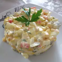 Ensaladilla de huevos y palitos de mar