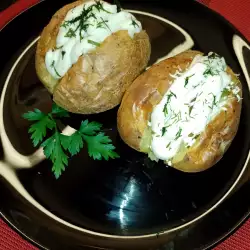Platos con patatas y pepinillos en vinagre