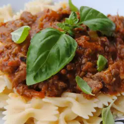 Farfalle con carne picada y verduras de otoño