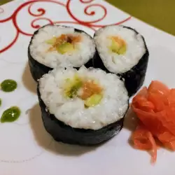 Futomaki con salmón y aguacate