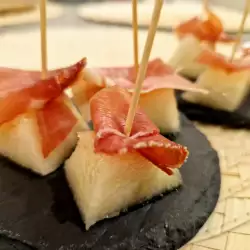 Pinchos de melón con jamón