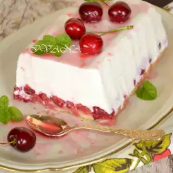 Postre de gelatina con yogur y cerezas