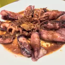 Calamares a la sartén con cebolla