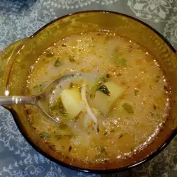 Sopa de patatas y fideos