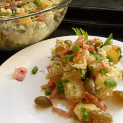 Ensalada de patata con bacon y hierbas frescas