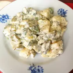 Ensalada de patata con pepinillos y mayonesa
