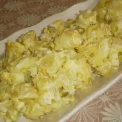 Ensalada de patata alemana con huevos y pepinillos