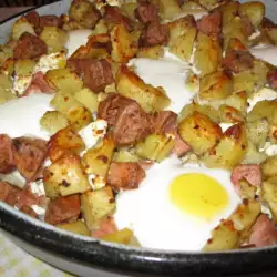 Patatas al horno con salchicha y huevo