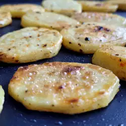 Platos con patatas y aceite de girasol