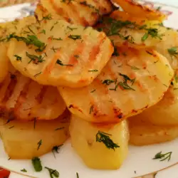 Platos con patatas y caldo de pollo
